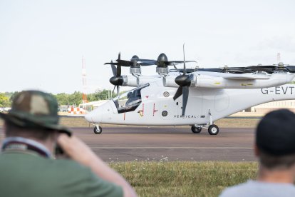 Astronaut Tim Peake is shown Vertical Aerospace's VX4 aircraft by chief test pilot Simon Davies at the Royal International Air Tattoo, 18 July 2025.

Photo by Adam Gasson / Vertical Aerospace