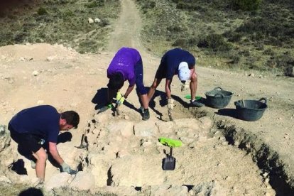 Trabajos en la muralla recuperada el año pasado en el yacimiento celtíbero de Klounioq.