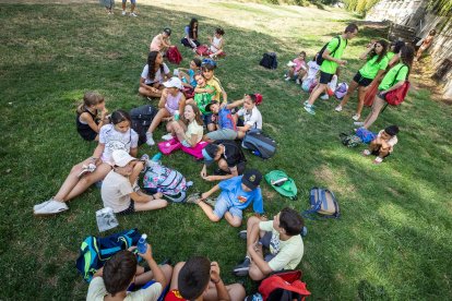 Un momento de la visita a los campamentos urbanos, en esta ocasión a la orilla del río Arlanzón.