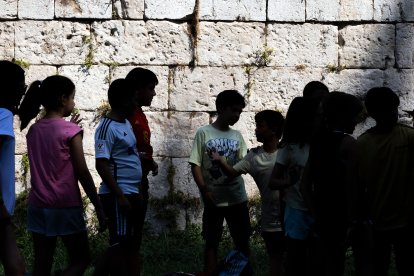 Un momento de la visita a los campamentos urbanos, en esta ocasión a la orilla del río Arlanzón.
