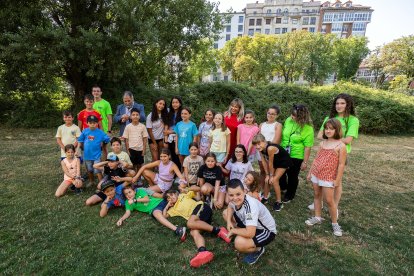 Un momento de la visita a los campamentos urbanos, en esta ocasión a la orilla del río Arlanzón.