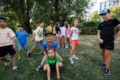 Un momento de la visita a los campamentos urbanos, en esta ocasión a la orilla del río Arlanzón.