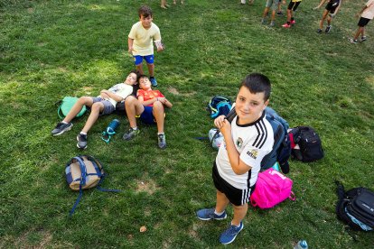 Un momento de la visita a los campamentos urbanos, en esta ocasión a la orilla del río Arlanzón.