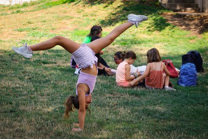 Un momento de la visita a los campamentos urbanos, en esta ocasión a la orilla del río Arlanzón.