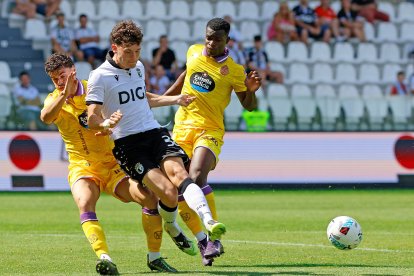 Imagen del partido entre el Burgos CF y el Valladolid.