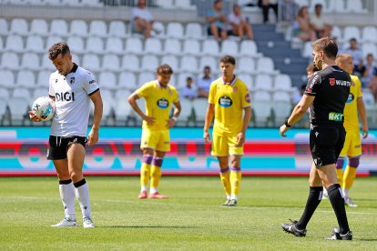Imagen del partido entre el Burgos CF y el Valladolid.