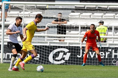 Imagen del partido entre el Burgos CF y el Valladolid.