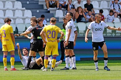 Imagen del partido entre el Burgos CF y el Valladolid.