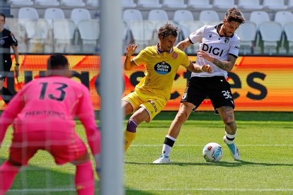 Imagen del partido entre el Burgos CF y el Valladolid.