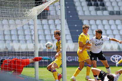 Imagen del partido entre el Burgos CF y el Valladolid.