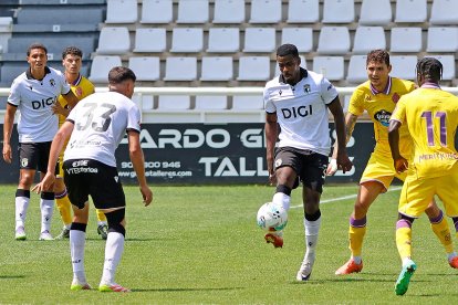 Imagen del partido entre el Burgos CF y el Valladolid.