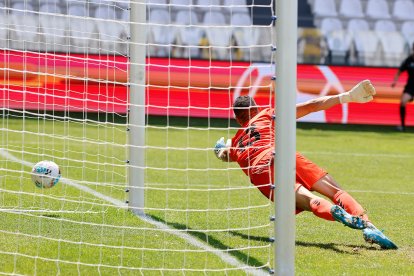 Imagen del partido entre el Burgos CF y el Valladolid.