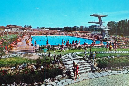 Vista de la piscina juvenil en el año 1969.