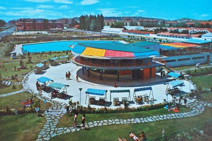 Vista del edificio donde se alojaba el bar con la piscina familiar al fondo.