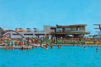 Los burgaleses disfrutan de la piscina familiar en un día de calor.