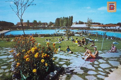 Usuarios de la piscina posan para la foto que luego sería postal.