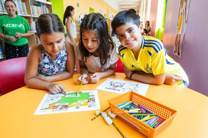 Ainara, Jimena y Martín, en la biblioteca, aprendiendo sobre los vikingos.