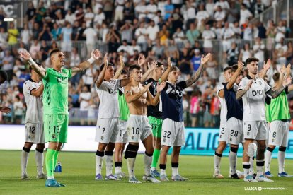 La plantilla aplaude a la grada. Más de 10.000 personas acudieron a El Plantío para ver al nuevo Burgos CF de Ramis.