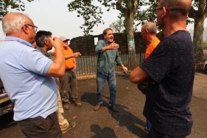 Vecinos desalojados de las localidades bercianas de Peñalba de Santiago, Bouzas, San Cristóbal de Valdueza, Espinoso de Compludo y Manzanedo de Valdueza por el incendio de Llamas de Cabrera (León)