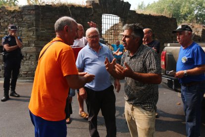 Vecinos desalojados de las localidades bercianas de Peñalba de Santiago, Bouzas, San Cristóbal de Valdueza, Espinoso de Compludo y Manzanedo de Valdueza por el incendio de Llamas de Cabrera (León)