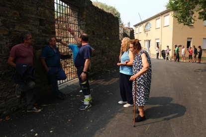 Vecinos desalojados de las localidades bercianas de Peñalba de Santiago, Bouzas, San Cristóbal de Valdueza, Espinoso de Compludo y Manzanedo de Valdueza por el incendio de Llamas de Cabrera (León)