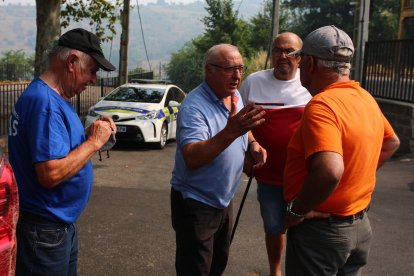Vecinos desalojados de las localidades bercianas de Peñalba de Santiago, Bouzas, San Cristóbal de Valdueza, Espinoso de Compludo y Manzanedo de Valdueza por el incendio de Llamas de Cabrera (León)