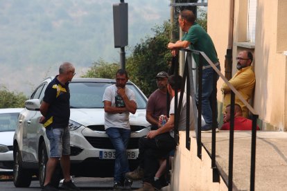 Vecinos desalojados de las localidades bercianas de Peñalba de Santiago, Bouzas, San Cristóbal de Valdueza, Espinoso de Compludo y Manzanedo de Valdueza por el incendio de Llamas de Cabrera (León)