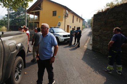 Vecinos desalojados de las localidades bercianas de Peñalba de Santiago, Bouzas, San Cristóbal de Valdueza, Espinoso de Compludo y Manzanedo de Valdueza por el incendio de Llamas de Cabrera (León)