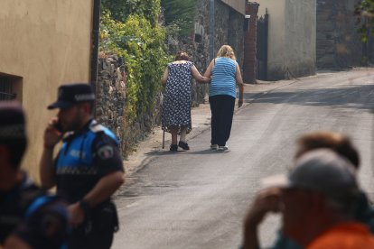 Vecinos desalojados de las localidades bercianas de Peñalba de Santiago, Bouzas, San Cristóbal de Valdueza, Espinoso de Compludo y Manzanedo de Valdueza por el incendio de Llamas de Cabrera (León)