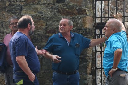Vecinos desalojados de las localidades bercianas de Peñalba de Santiago, Bouzas, San Cristóbal de Valdueza, Espinoso de Compludo y Manzanedo de Valdueza por el incendio de Llamas de Cabrera (León)