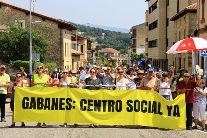 La plataforma Gabanes Vive espera respuesta del alcalde tras la concentración vecinal.