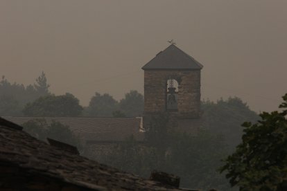 Vecinos de Oencia (León), se preparan por si el incendio avanza hacia la localidad