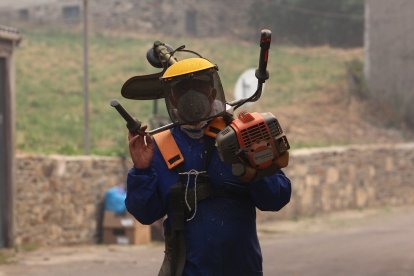 Vecinos de Oencia (León), se preparan por si el incendio avanza hacia la localidad