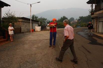 Vecinos de Oencia (León), se preparan por si el incendio avanza hacia la localidad