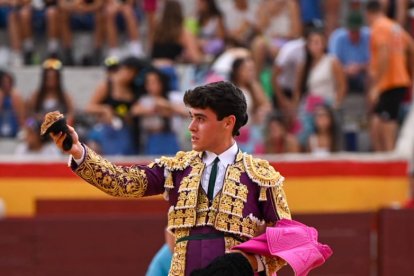 Jarocho saluda a los tendidos con la oreja cortada a su primer toro.