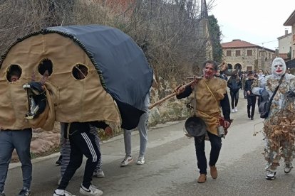 La Tarasca recorre las calles de Hacinas.