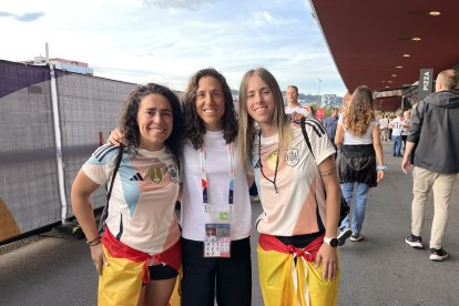 Nerea y Marta con la jugadora Vero Boquete.