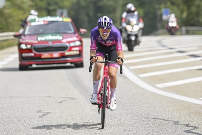 Sinuhé Fernández ataca en solitario en la parte final de la etapa.