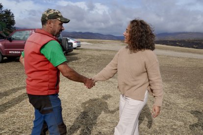 La consejera de Agricultura, Ganadería y Desarrollo Rural, María González Corral, visita una ganadería de ovino afectada por los incendios en Chana de Somoza, en el municipio de Lucillo (León)