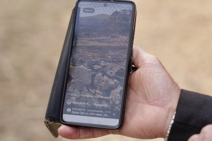 Un ganadero de Chana de Somoza, muestra el estado en el que quedó su nave tras los incendios en el municipio de Lucillo (León)