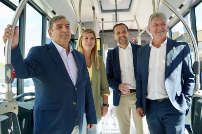 El consejero de Movilidad y Transformación Digital, José Luis Sanz Merino, presenta la puesta en marcha del transporte gratuito para empadronados en Castilla y León con Buscyl, en Arroyo de la Encomienda (Valladolid)