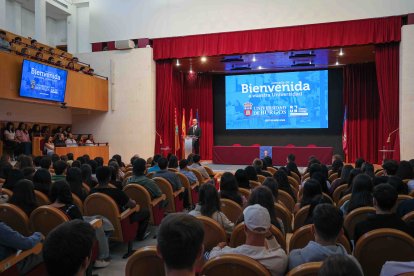 El rector en su intervención en el acto de apertura de curso para los nuevos alumnos.