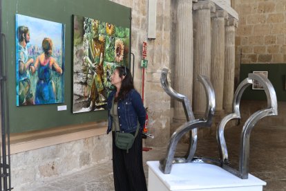 Muestra del grupo de artistas  Thieldon, protagonizada por obras del pintor francés Delphy, en el claustro de la Catedral de Palencia, con motivo  del hermanamiento entre Bourges y Palencia