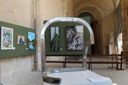 Muestra del grupo de artistas  Thieldon, protagonizada por obras del pintor francés Delphy, en el claustro de la Catedral de Palencia, con motivo  del hermanamiento entre Bourges y Palencia