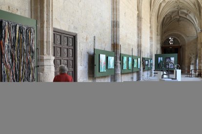 Muestra del grupo de artistas  Thieldon, protagonizada por obras del pintor francés Delphy, en el claustro de la Catedral de Palencia, con motivo  del hermanamiento entre Bourges y Palencia