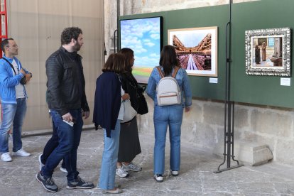 Muestra del grupo de artistas  Thieldon, protagonizada por obras del pintor francés Delphy, en el claustro de la Catedral de Palencia, con motivo  del hermanamiento entre Bourges y Palencia