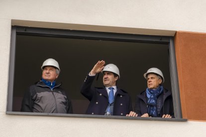 El consejero de Medio Ambiente, Vivienda y Ordenación del Territorio, Juan Carlos Suárez-Quiñones, durante su visita a las obras de la promoción de 32 Viviendas de Protección Oficial en Posada del Bierzo (León)