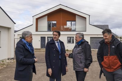 El consejero de Medio Ambiente, Vivienda y Ordenación del Territorio, Juan Carlos Suárez-Quiñones, durante su visita a las obras de la promoción de 32 Viviendas de Protección Oficial en Posada del Bierzo (León)