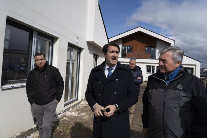 El consejero de Medio Ambiente, Vivienda y Ordenación del Territorio, Juan Carlos Suárez-Quiñones, durante su visita a las obras de la promoción de 32 Viviendas de Protección Oficial en Posada del Bierzo (León)