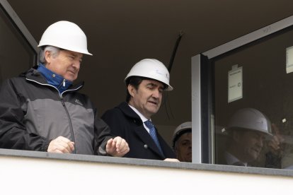 El consejero de Medio Ambiente, Vivienda y Ordenación del Territorio, Juan Carlos Suárez-Quiñones, durante su visita a las obras de la promoción de 32 Viviendas de Protección Oficial en Posada del Bierzo (León)